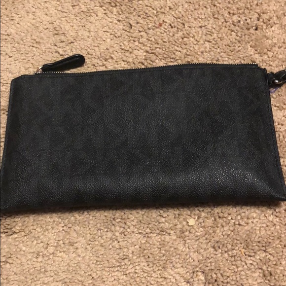 Excellent condition large MK crossbody - Picture 5 of 7